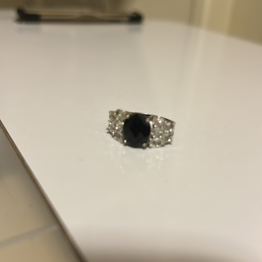 Elegant Black and Silver Ring - Picture 5 of 9